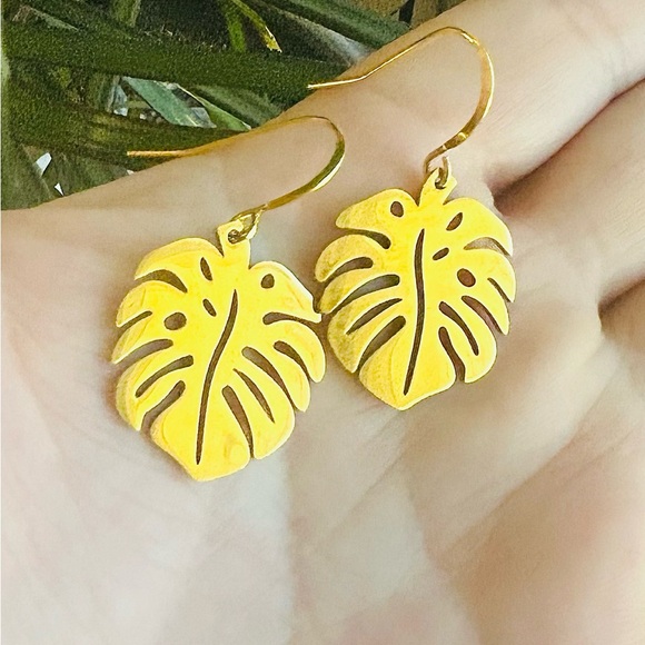 NWT✨Gold Monstera Leaf Earrings✨Handmade - Picture 1 of 4